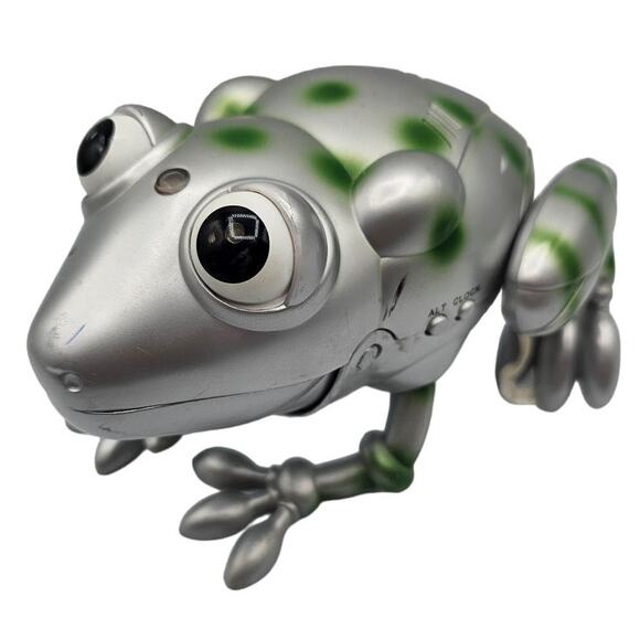 Vintage 1990s Manley Toy Quest Animated Plastic Frog Silver Green Sensor - Picture 1 of 4